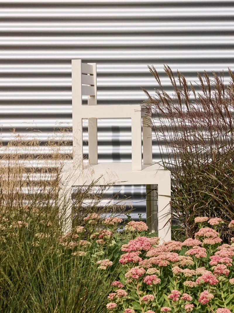 Chaise de jardin en acier beige et coussins beige sable Haus - Hübsch