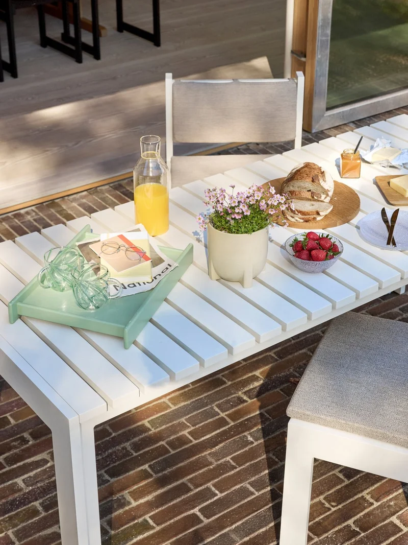 Chaise de jardin en acier beige et coussins beige sable Haus - Hübsch