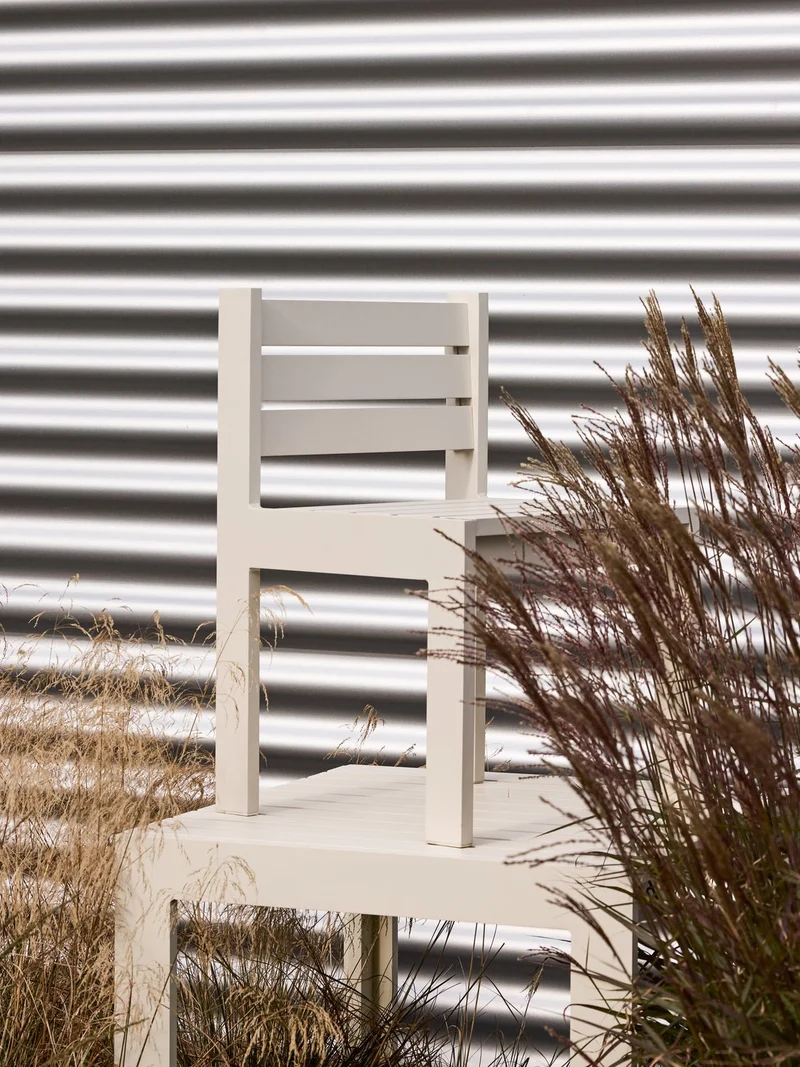 Table à manger de jardin rectangulaire en acier beige 89x80x76cm Haus - Hübsch