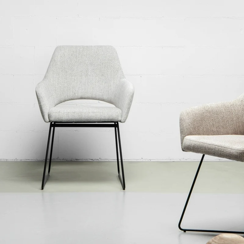 Chaise gris clair pigeon avec pieds élégants en métal noir Yanai - Jesper Home