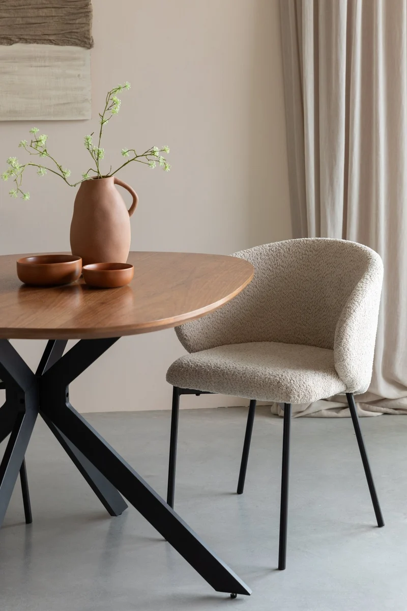 Chaise avec accoudoirs en tissu blanc Elma - The Cool Republic