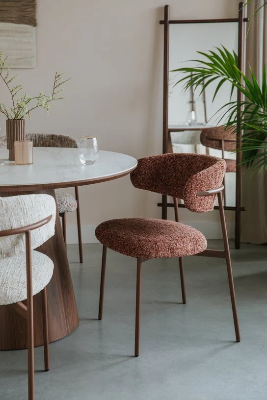 Chaise en tissu marron rouge Finn - The Cool Republic