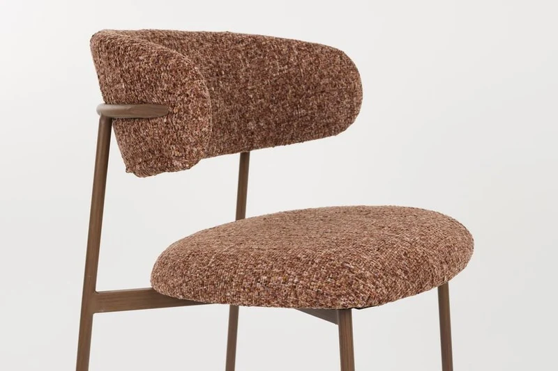 Chaise en tissu marron rouge Finn - The Cool Republic