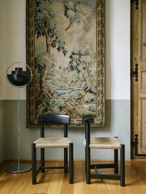 Chaise en bois de pin noir Daumiller - Gubi