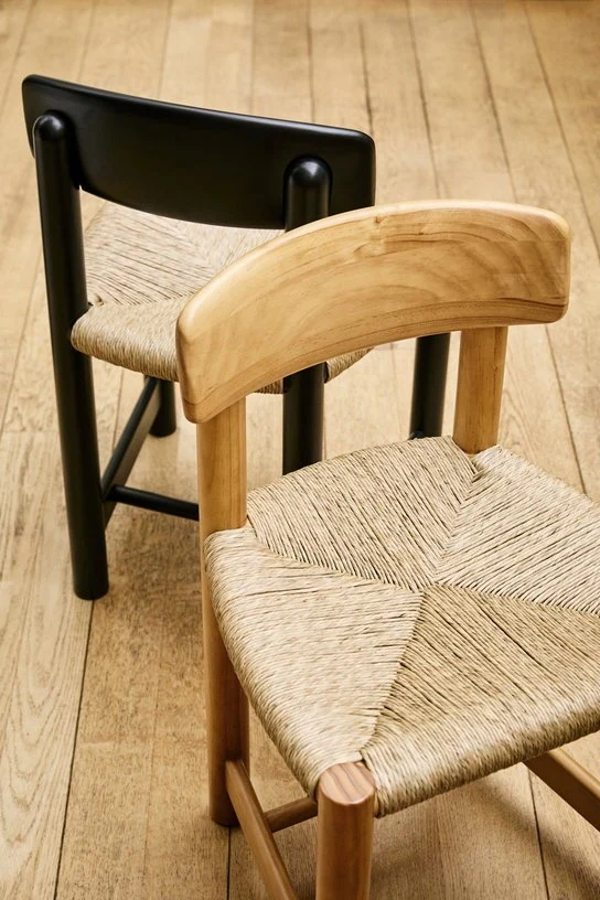 Chaise en bois de pin noir Daumiller - Gubi