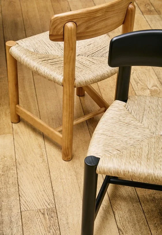 Chaise en bois de pin noir Daumiller - Gubi