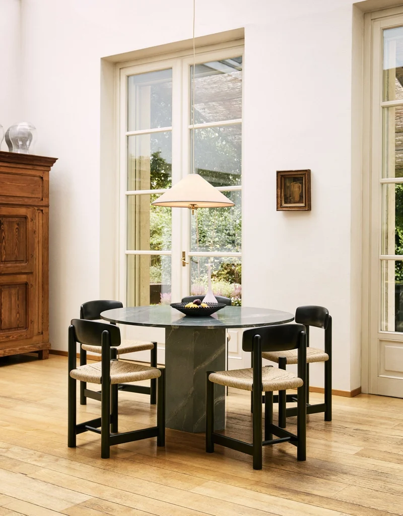 Chaise en bois de pin noir Daumiller - Gubi