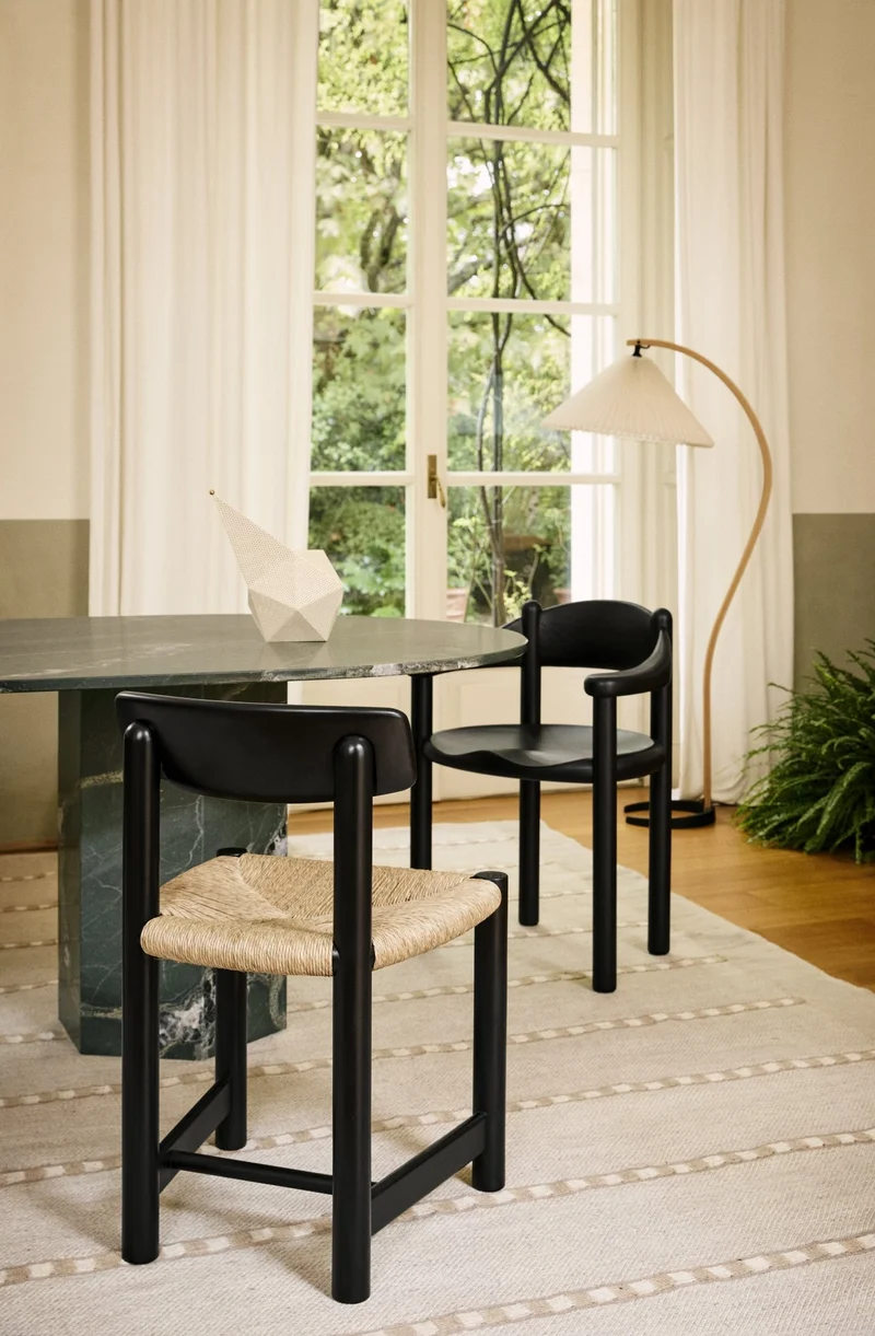 Chaise en bois de pin noir Daumiller - Gubi