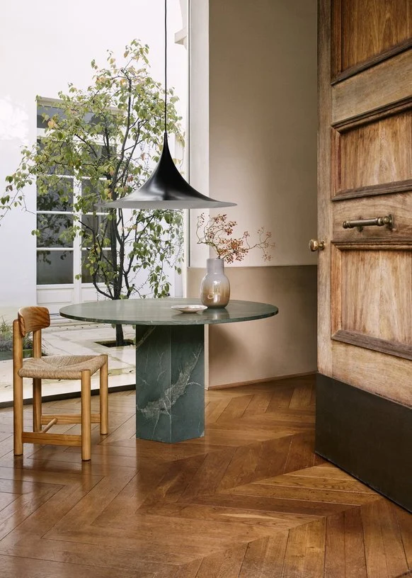 Chaise en bois de pin doré Daumiller - Gubi