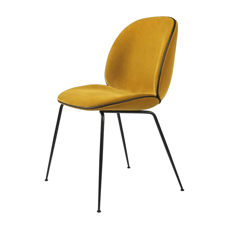 Chaise en velours moutarde piétement en métal noir Beetle - Gubi
