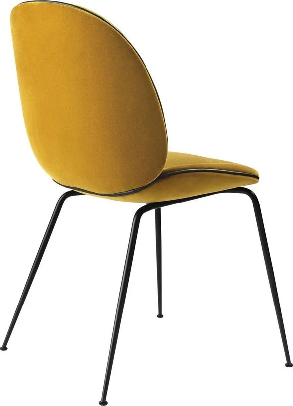 Chaise en velours moutarde piétement en métal noir Beetle - Gubi