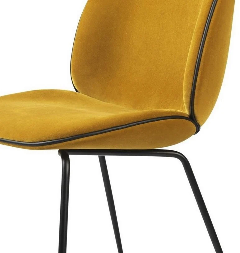 Chaise en velours moutarde piétement en métal noir Beetle - Gubi