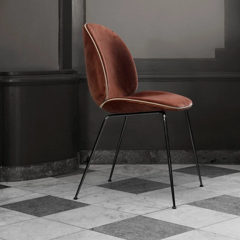 Chaise en velours moutarde piétement en métal noir Beetle - Gubi