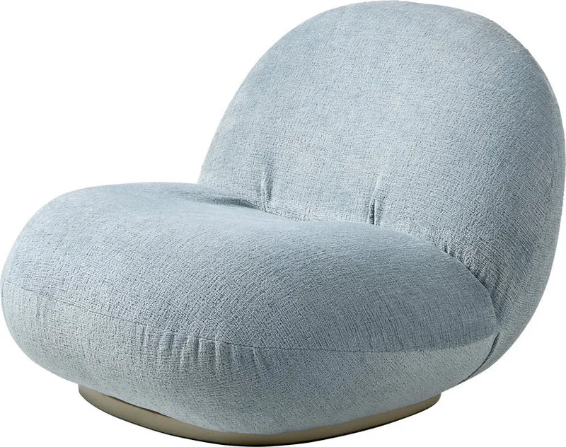 Fauteuil lounge en tissu glamour bleu et métal or nacré Pacha - Gubi
