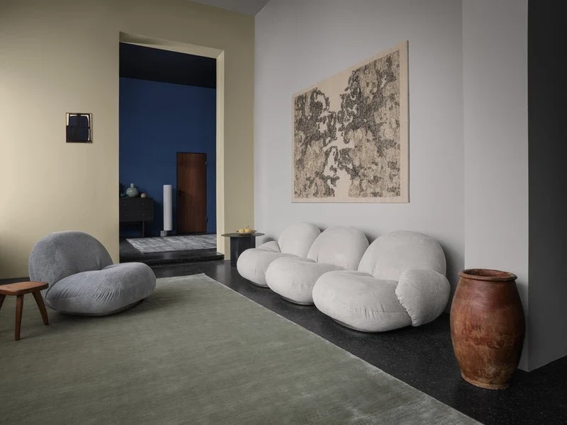 Fauteuil lounge en tissu glamour bleu et métal or nacré Pacha - Gubi