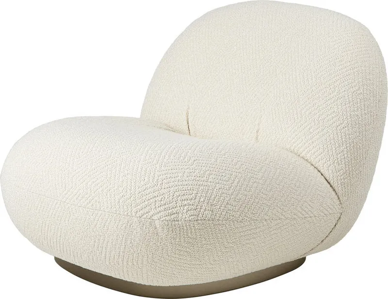 Fauteuil lounge en tissu bouclé dora blanc et métal or nacré Pacha - Gubi