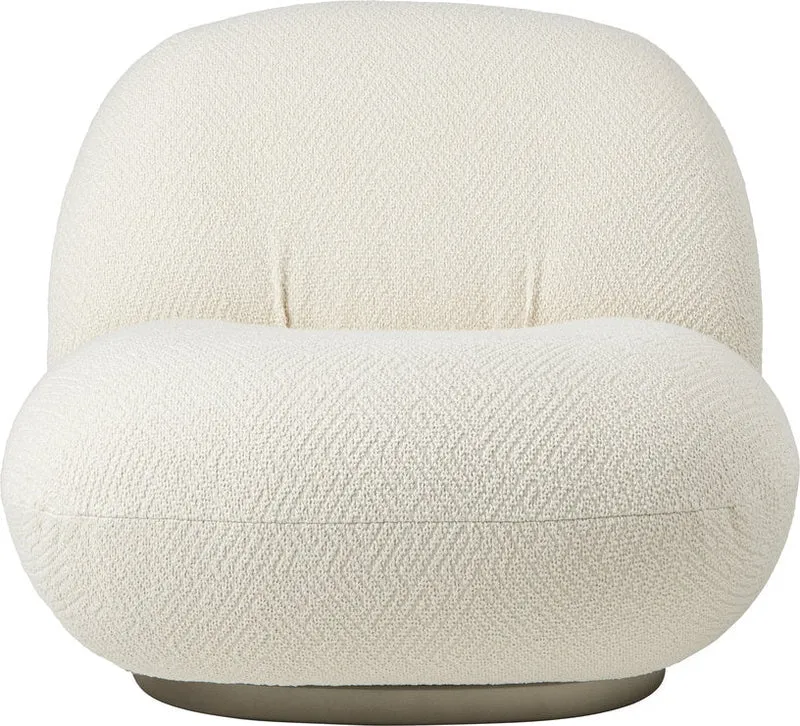 Fauteuil lounge en tissu bouclé dora blanc et métal or nacré Pacha - Gubi