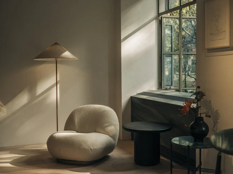 Fauteuil lounge en tissu bouclé dora blanc et métal or nacré Pacha - Gubi