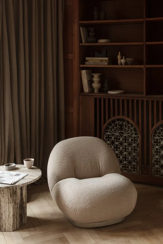 Fauteuil lounge en tissu bouclé dora blanc et métal or nacré Pacha - Gubi