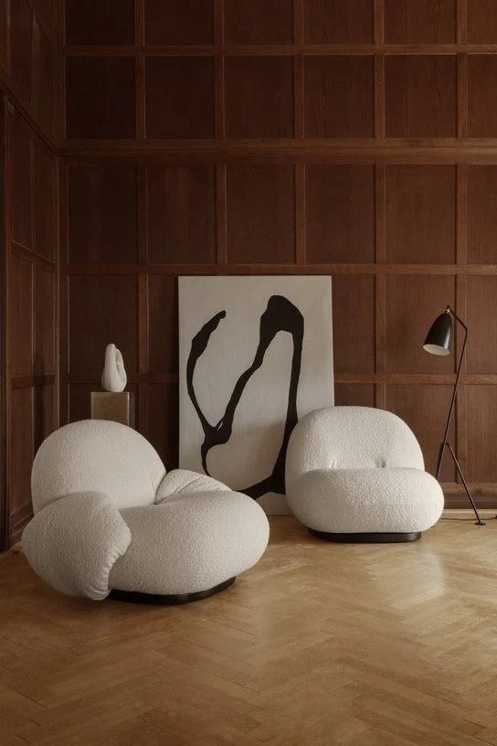 Fauteuil lounge en tissu bouclé dora blanc et métal or nacré Pacha - Gubi