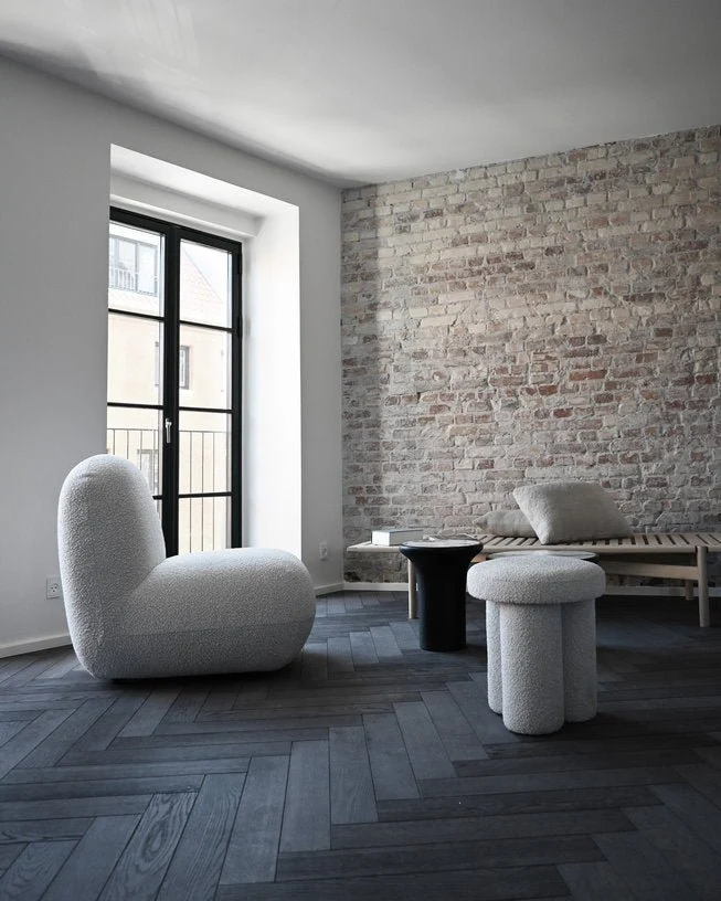 Tabouret rond en tissu bouclé blanc cassé Big Foot - 101 COPENHAGEN