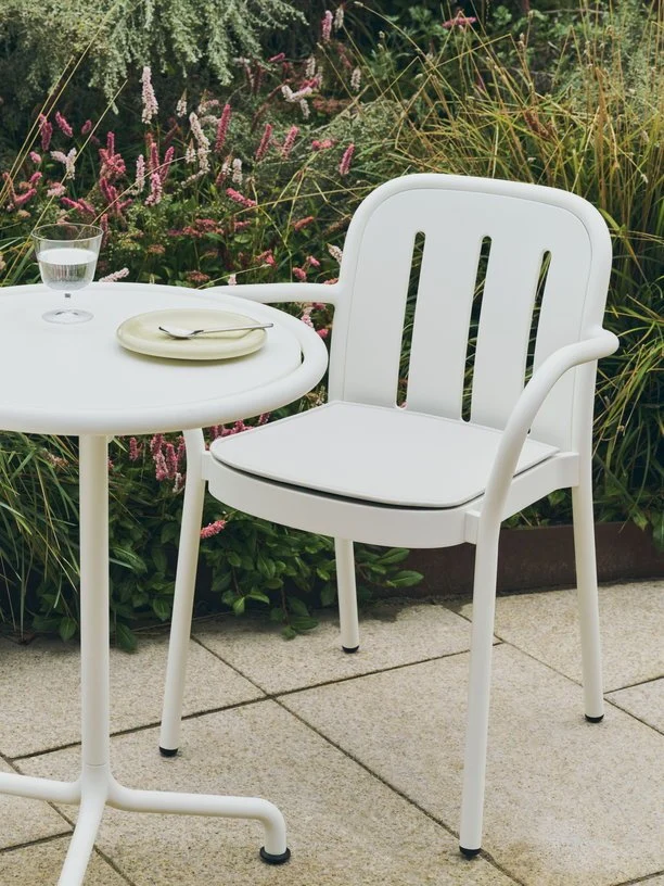 Chaise de jardin avec accoudoirs en métal blanc crème Deville - HAY