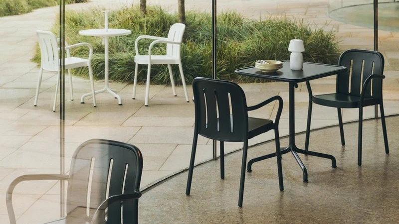 Chaise de jardin avec accoudoirs en métal anthracite Deville - HAY