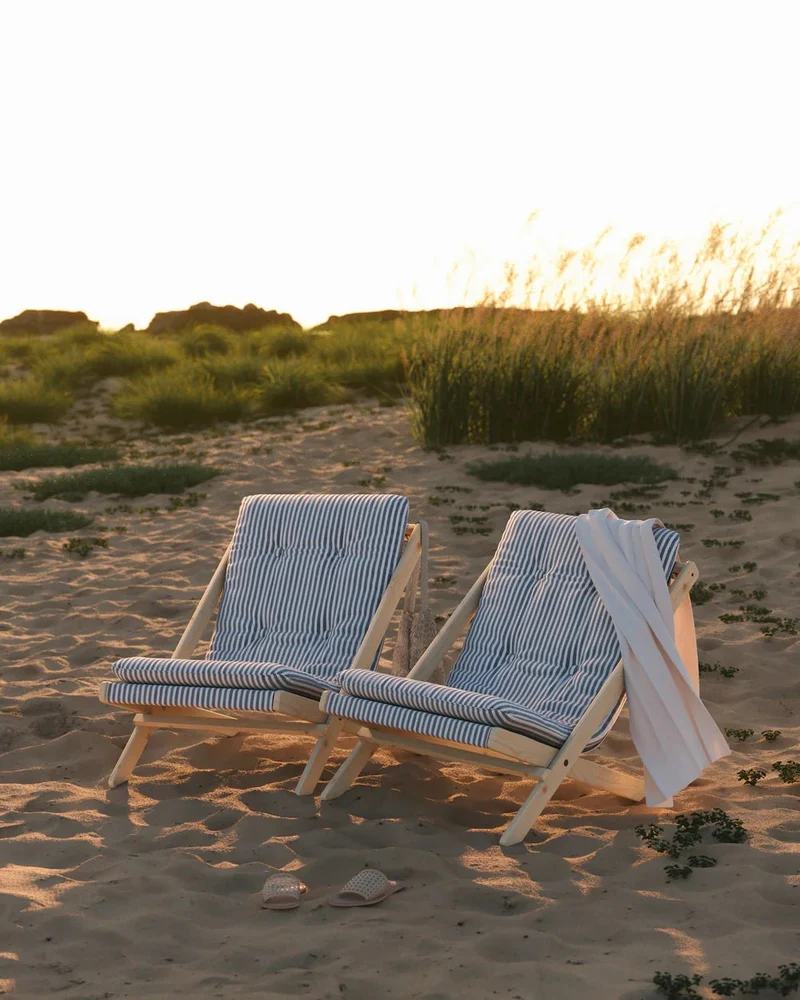 Chaise pliante en hêtre blanc et matelas en coton beige blé 65x88x75cm Boogie raw - Karup Design