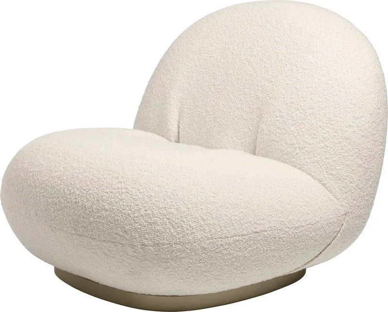 Fauteuil lounge en tissu karakorum dedar blanc et métal or nacré Pacha - Gubi