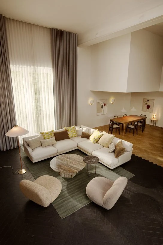 Fauteuil lounge en tissu karakorum dedar blanc et métal or nacré Pacha - Gubi
