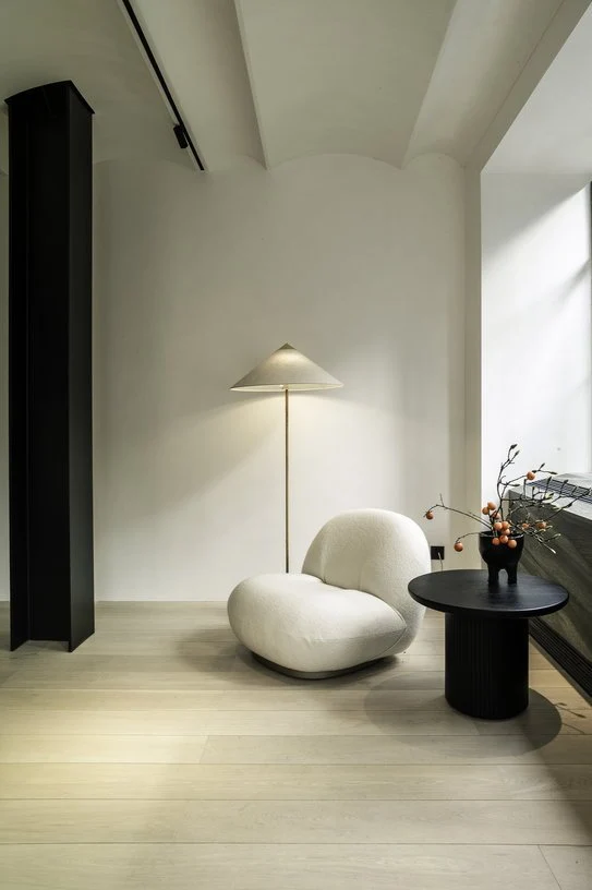 Fauteuil lounge en tissu karakorum dedar blanc et métal noir Pacha - Gubi