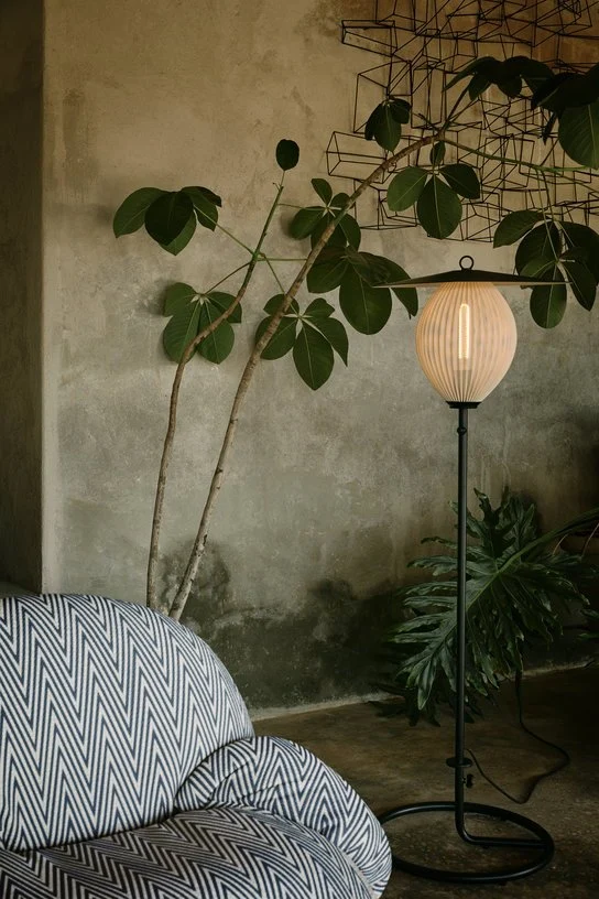 Fauteuil lounge de jardin pivotant avec accoudoirs en tissu blanc libera et métal gris Pacha - Gubi