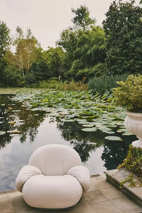 Fauteuil lounge de jardin pivotant avec accoudoirs en tissu blanc libera et métal gris Pacha - Gubi