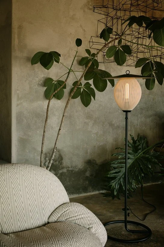 Fauteuil lounge de jardin pivotant avec accoudoirs en tissu chevron vert et métal gris Pacha - Gubi
