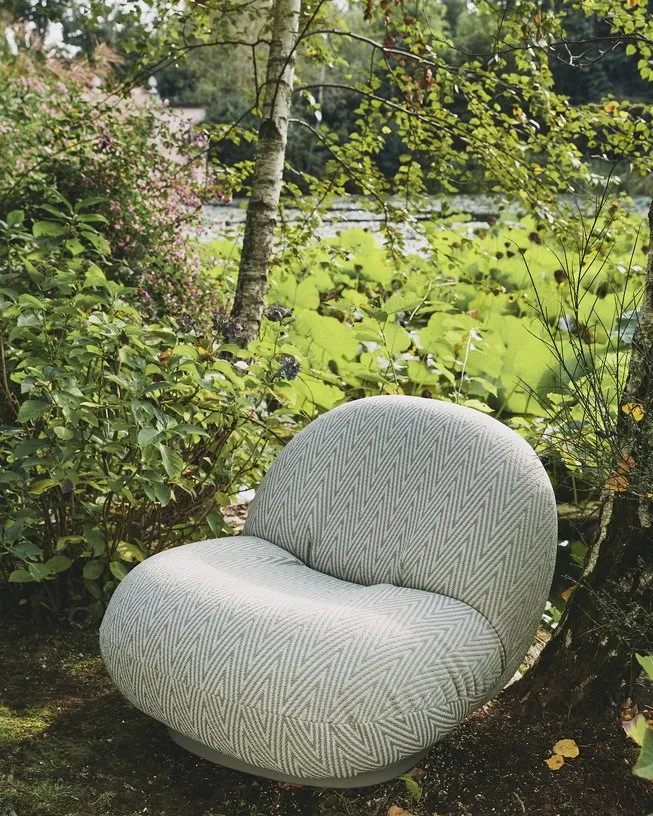 Fauteuil lounge de jardin pivotant en tissu chevron vert et base métal gris mousse Pacha - Gubi