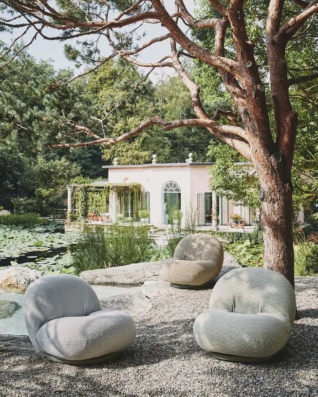 Fauteuil lounge de jardin pivotant en tissu chevron vert et base métal gris mousse Pacha - Gubi
