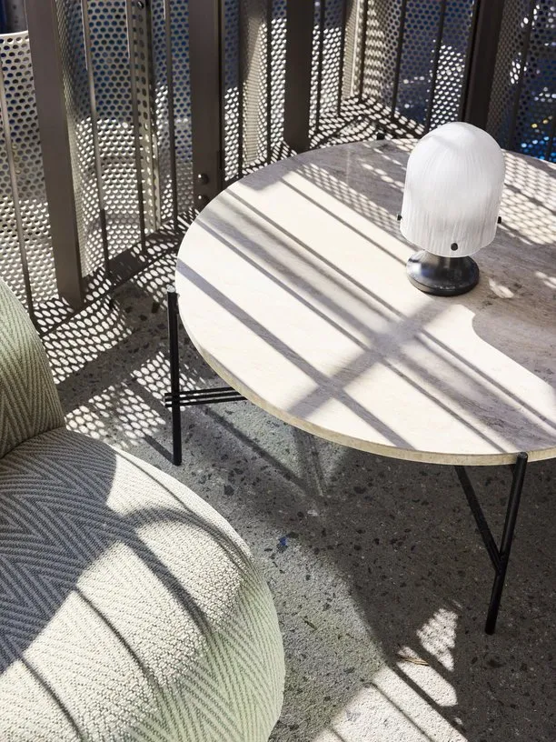 Fauteuil lounge de jardin pivotant en tissu chevron vert et base métal gris mousse Pacha - Gubi