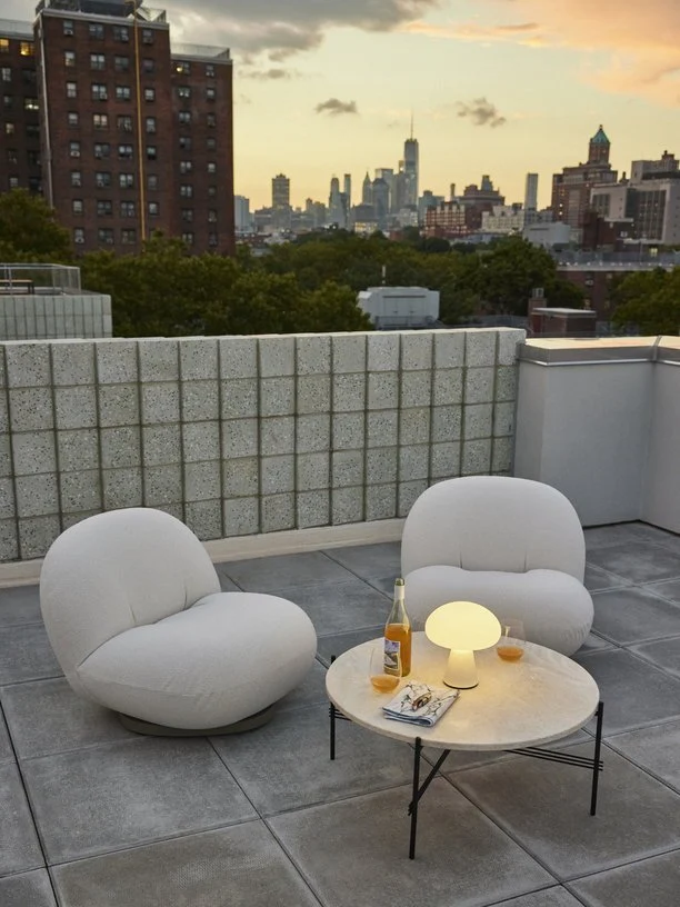 Fauteuil lounge de jardin pivotant en tissu lorkey et base métal gris mousse Pacha - Gubi