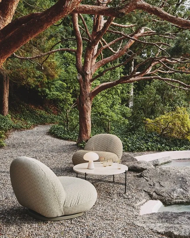 Fauteuil lounge de jardin pivotant en tissu blanc libera et base métal gris mousse Pacha - Gubi