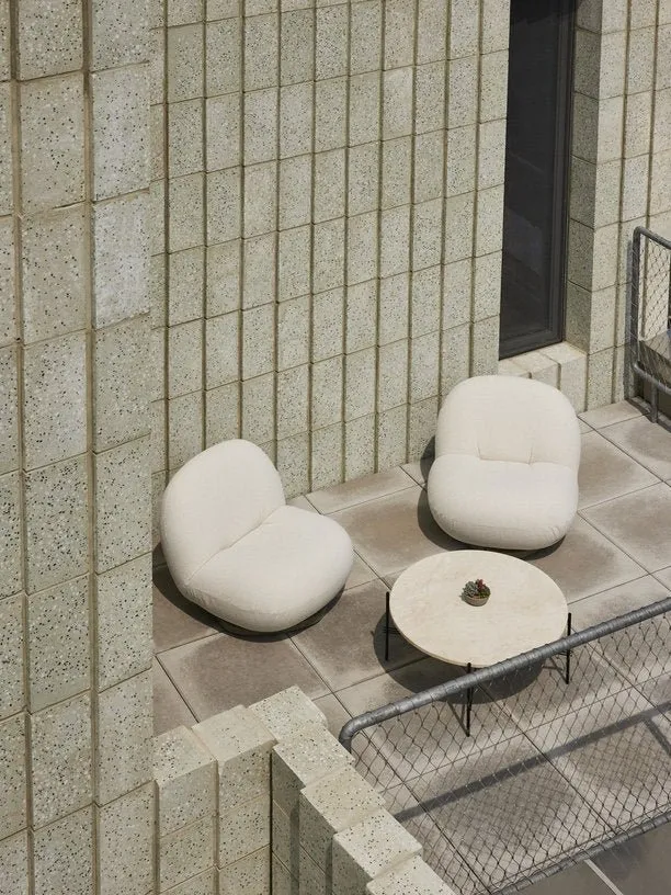 Fauteuil lounge de jardin pivotant en tissu blanc libera et base métal gris mousse Pacha - Gubi