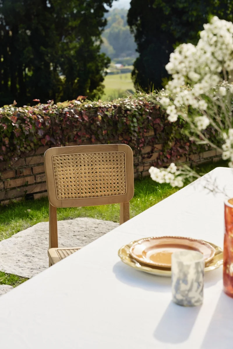 Chaise de jardin en bois de teck et cannage C-Chair - Gubi