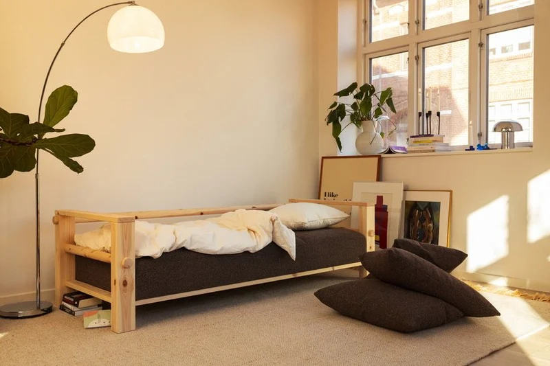 Canapé en pin foncé et son futon soft chalk 94x225x82cm Bare - Karup Design