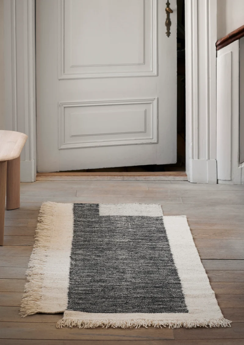 Ferm Living Counter Teppich 140 x 200 - Charcoal/Off-white
