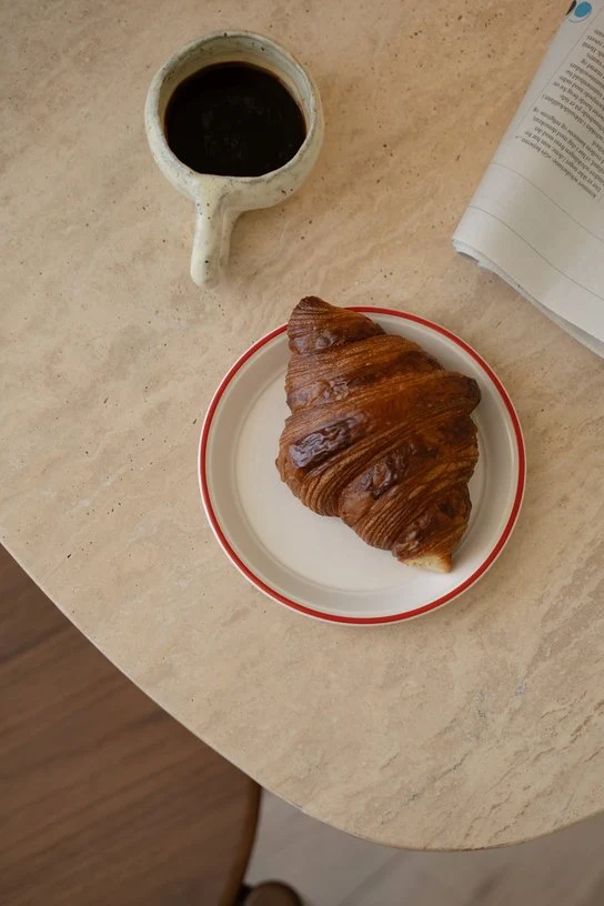Table en acier noir et plateau en travertin cm Gather - Umage