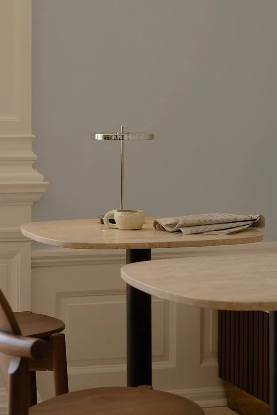 Table en acier noir et plateau en travertin cm Gather - Umage