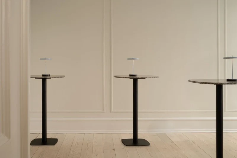 Table de bar en acier noir et plateau en travertin 68x109cm Gather - Umage