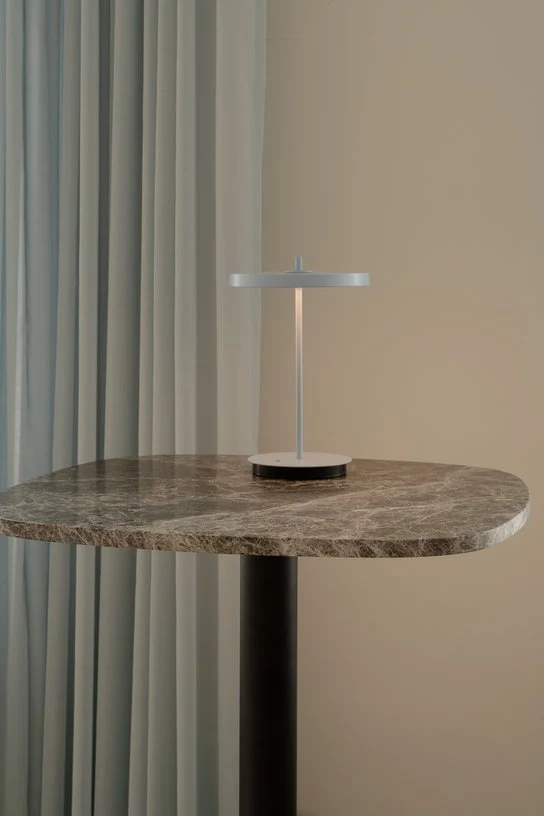Table de bar en acier noir et plateau en marbre 68x109cm Gather - Umage