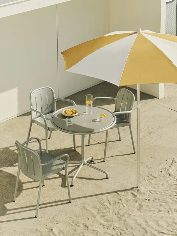 Chaise de jardin avec accoudoirs en métal gris argenté Deville - HAY