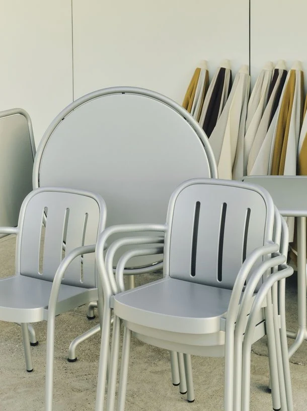Chaise de jardin avec accoudoirs en métal gris argenté Deville - HAY