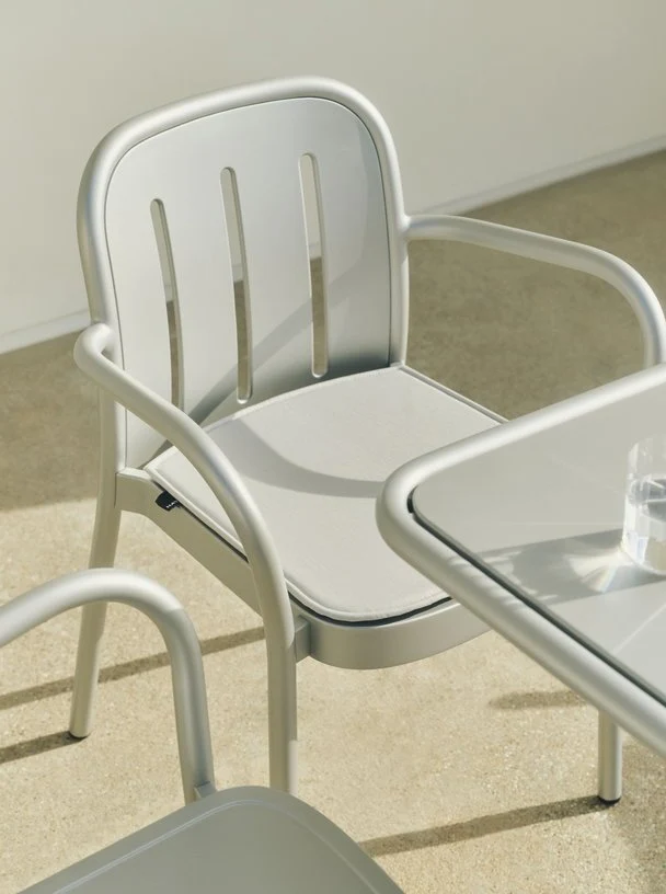 Chaise de jardin avec accoudoirs en métal gris argenté Deville - HAY